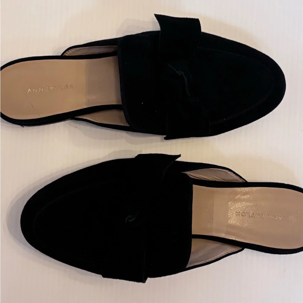 Ann Taylor Black Suede Velvet Bow Loafers SZ 7
